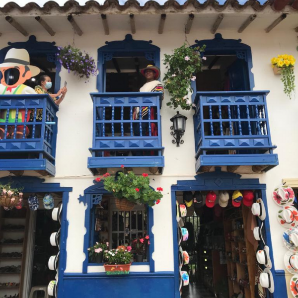 ANTIOQUIA-DÍA DE SOL GUATAPÉ PARAÍSO DE COLORES